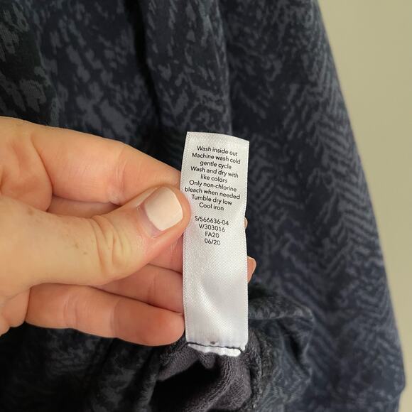 ATHLETA STUDIO TO‎ STREET PRINT SWEATSHIRT Navy Medusa Size Small Blue Black - Picture 16 of 16